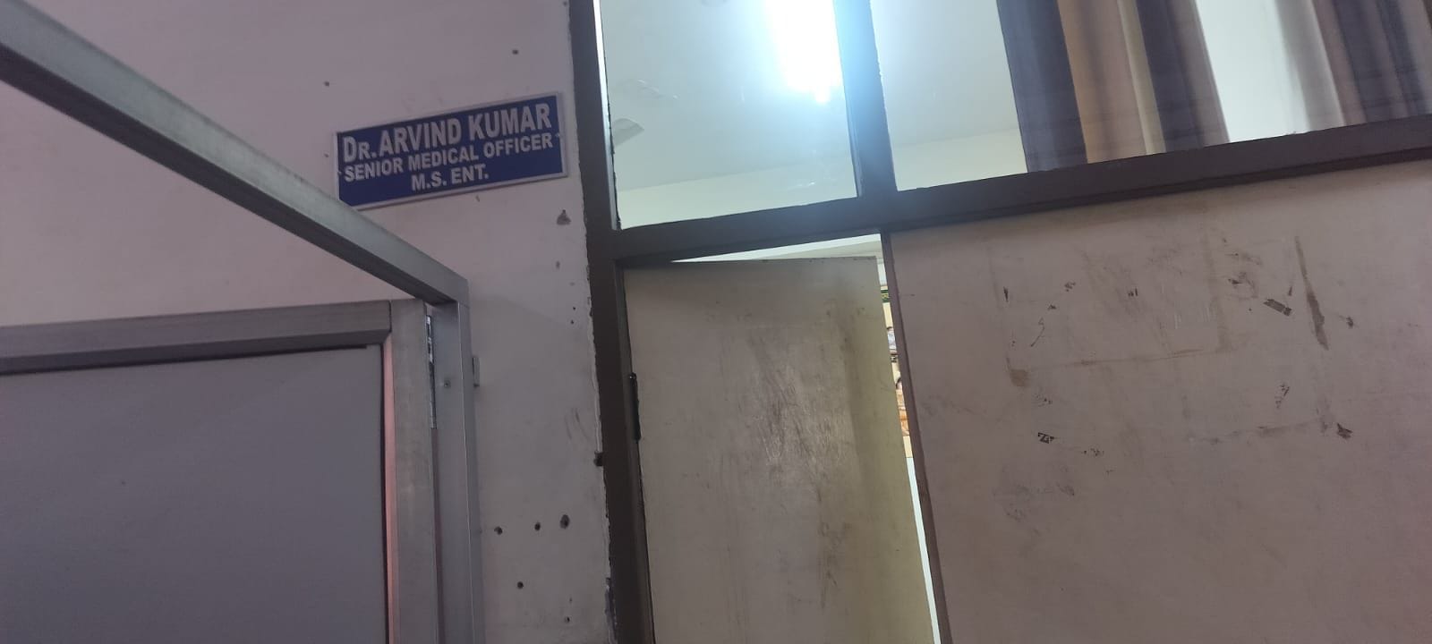 09जेएनडी13: नागरिक अस्पताल में चिकित्सकों की हड़ताल के कारण खाली पड़ी कुर्सियां व बंद कमरे। संव 09जेएनडी13: नागरिक अस्पताल में चिकित्सकों की हड़ताल के कारण खाली पड़ी कुर्सियां व बंद कमरे। संव