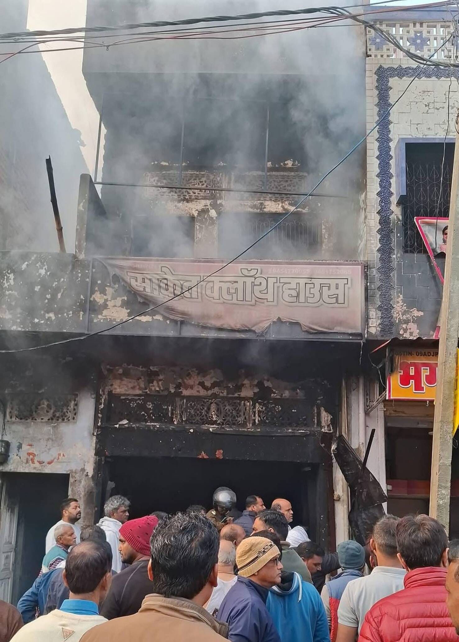 17-गोसाईगंज में आग लगने के बाद उठता धुंआ।-संवाद 17-गोसाईगंज में आग लगने के बाद उठता धुंआ।-संवाद