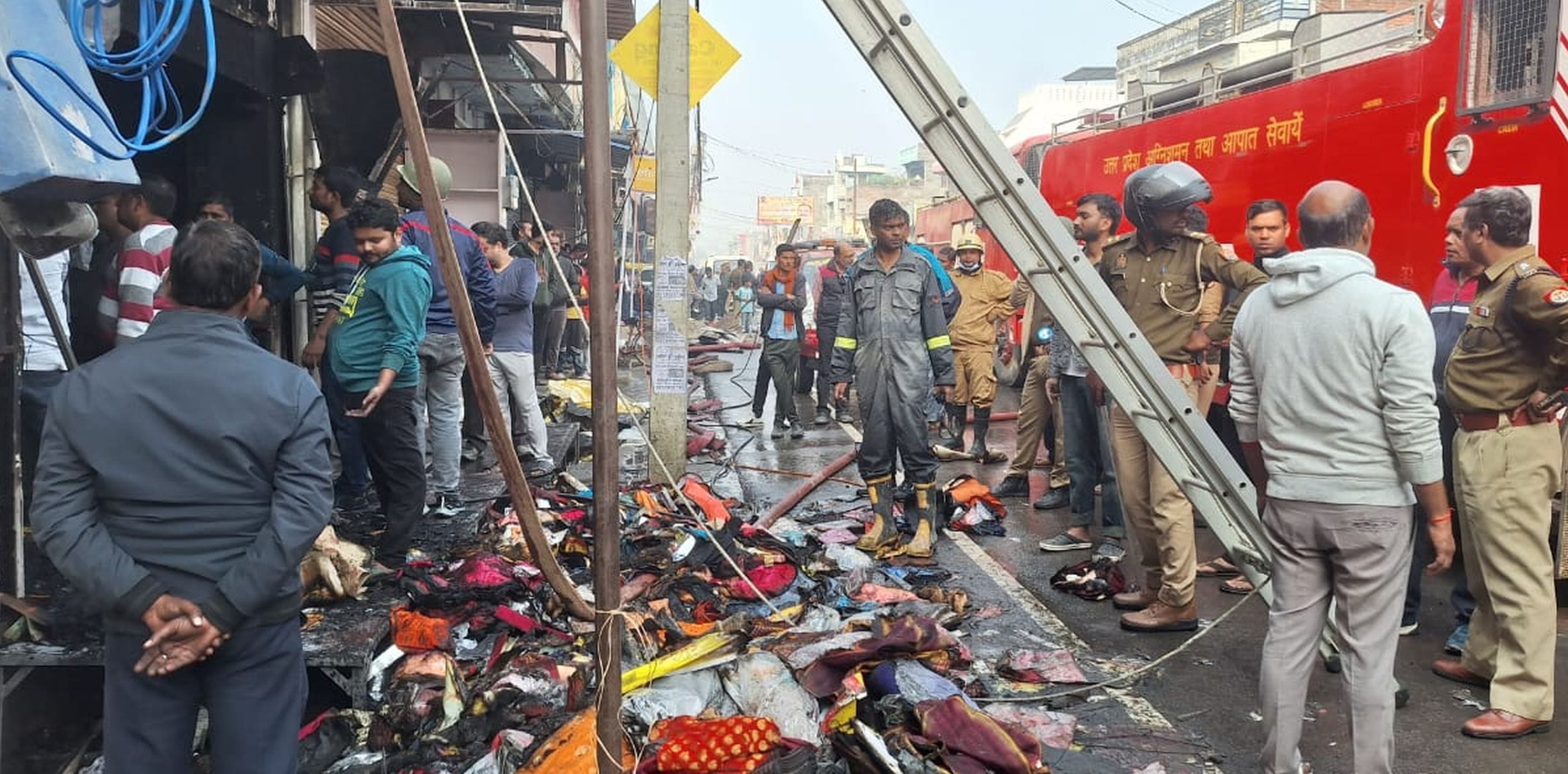 17-गोसाईगंज में आग लगने के बाद उठता धुंआ।-संवाद 17-गोसाईगंज में आग लगने के बाद उठता धुंआ।-संवाद