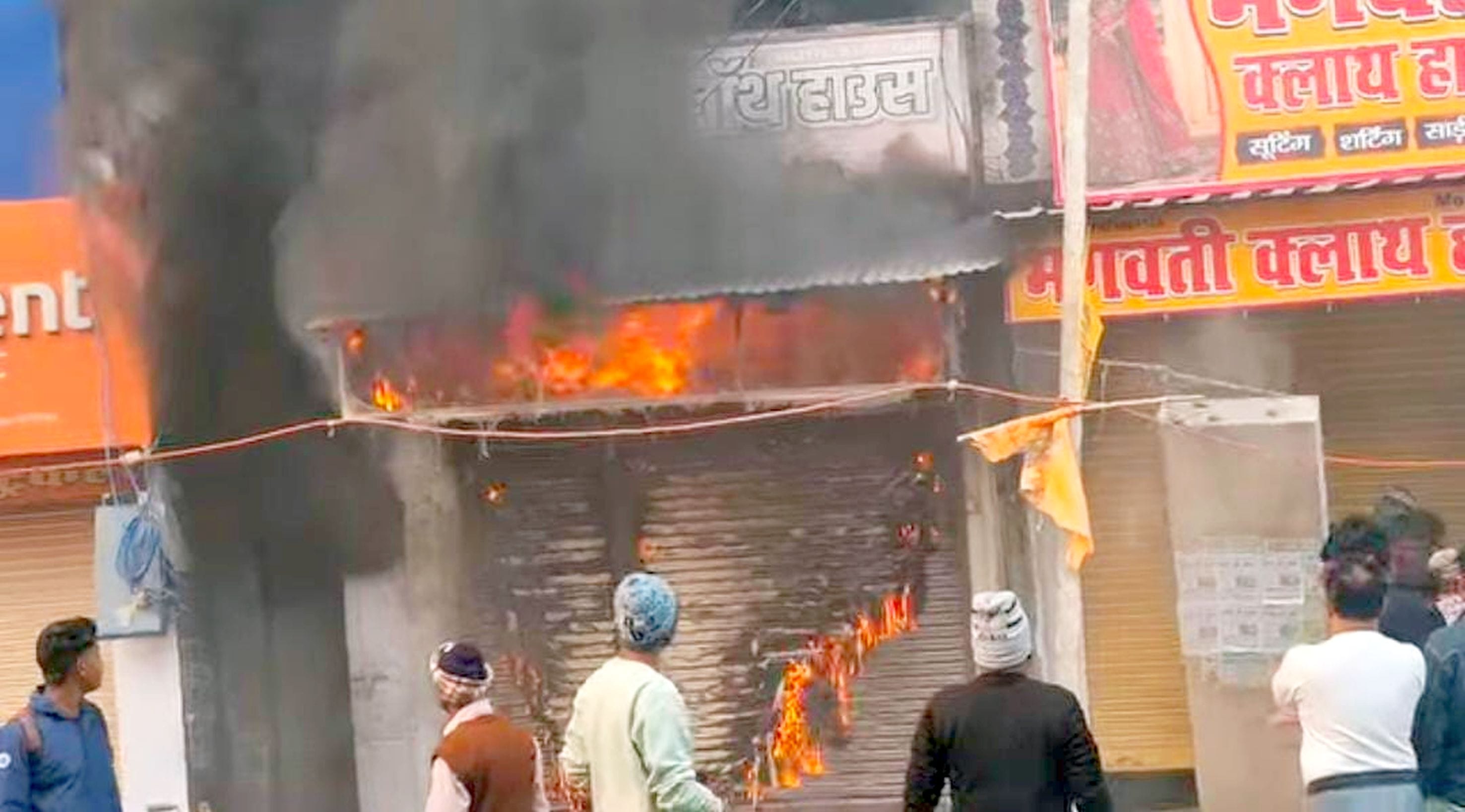 17-गोसाईगंज में आग लगने के बाद उठता धुंआ।-संवाद 17-गोसाईगंज में आग लगने के बाद उठता धुंआ।-संवाद