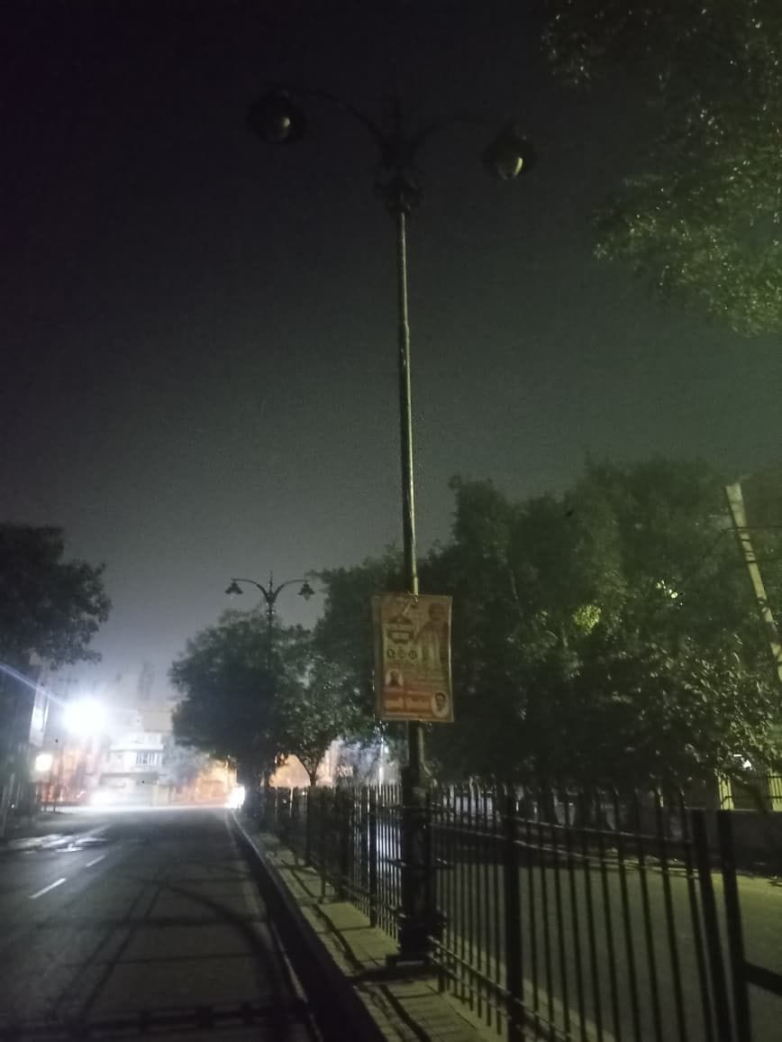 3-शहर के सेक्टर दो क्षेत्र में बंद पड़ी लाइटें व सड़क पर छाया अंधेरा । संवाद 3-शहर के सेक्टर दो क्षेत्र में बंद पड़ी लाइटें व सड़क पर छाया अंधेरा । संवाद