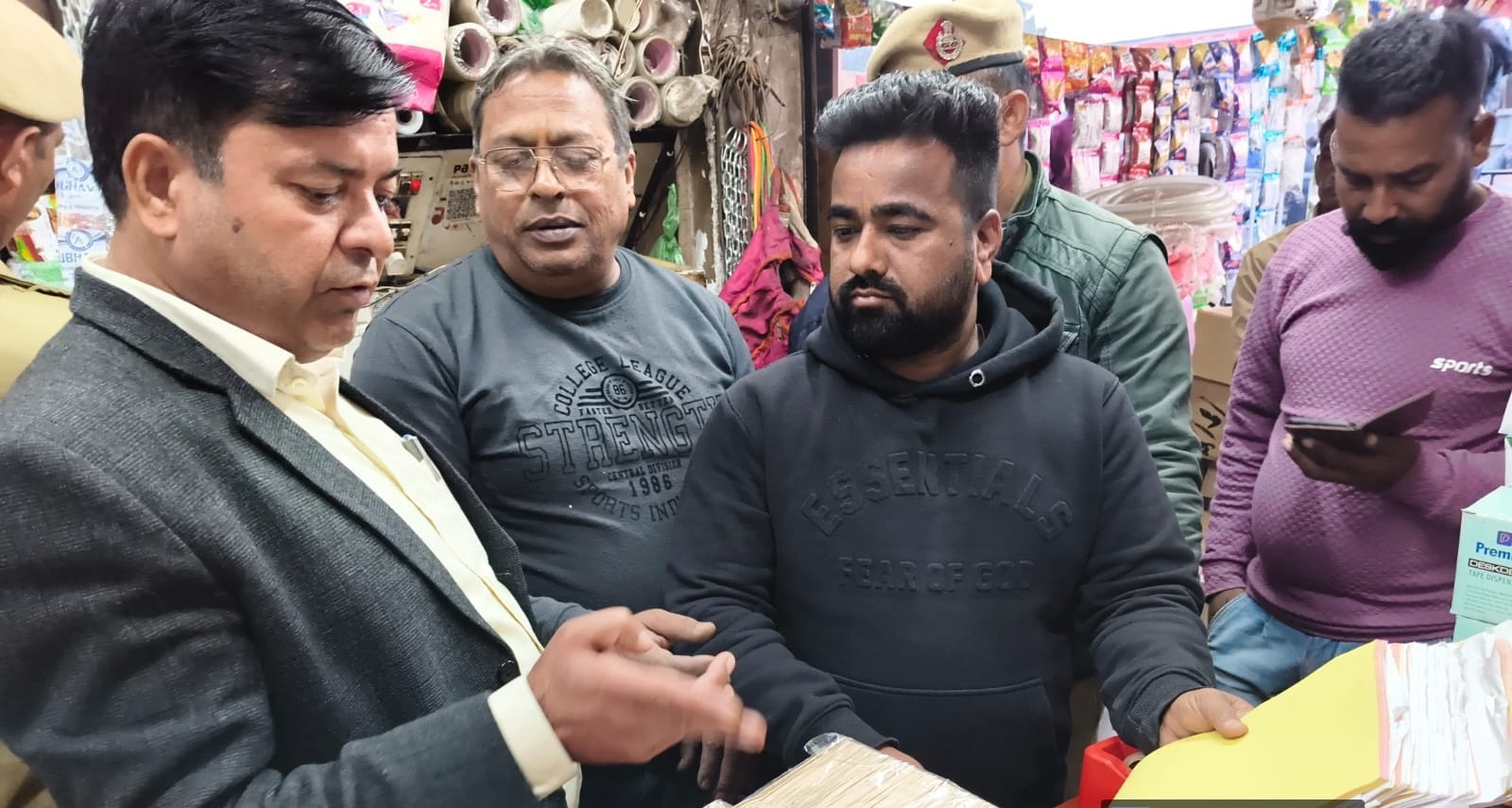 अंबाला के अलग-अलग बाजारों में कार्रवाई के दौरान दुकान के बाहर रखे सामान को कब्जे में लेते नप कर