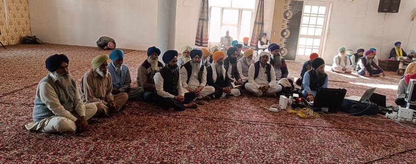 ऐतिहासिक गुरुद्वारा श्री टोका साहिब में कीर्तन करते रागी