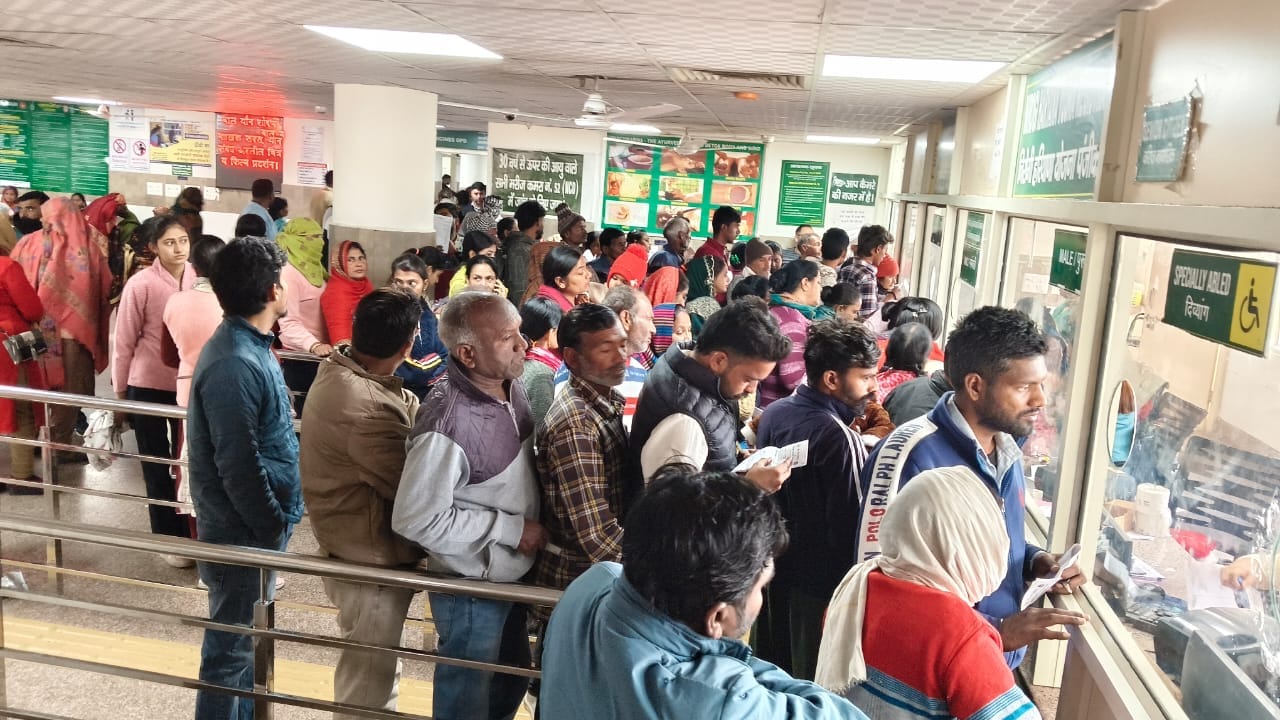 अस्पताल में ऑपरेशन थियेटर के बाहर पसरा सन्नाटा। संवाद अस्पताल में ऑपरेशन थियेटर के बाहर पसरा सन्नाटा। संवाद