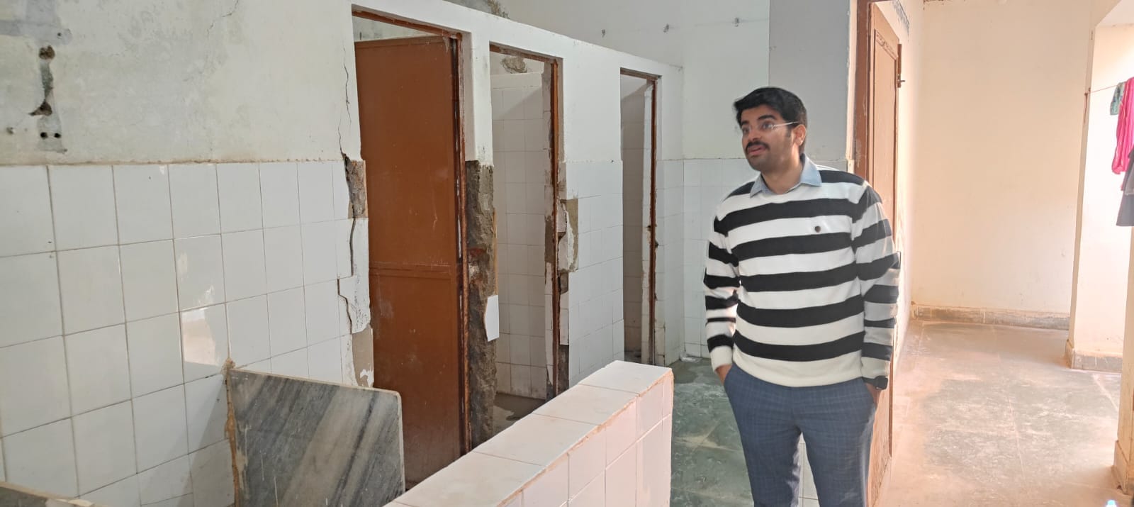डाल गांव में बालिका छात्रावास का निरीक्षण करते जिला कलेक्टर अवधेश मीना। 