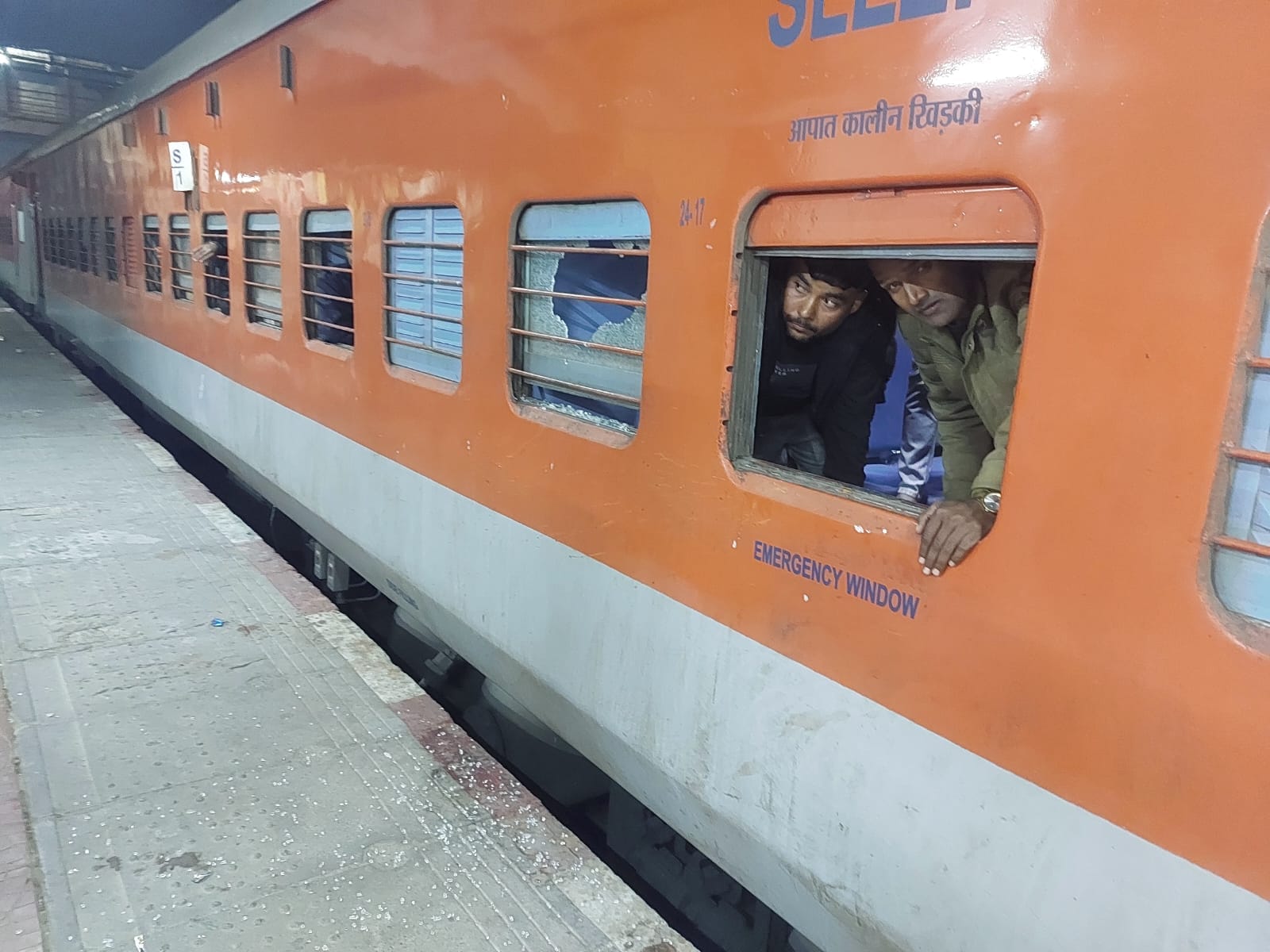 फोटो-29, कानपुर-बांद्रा एक्सप्रेस में पथराव के बाद सीट पर पत्थर दिखाता घायल यात्री राहुल (काली फोटो-29, कानपुर-बांद्रा एक्सप्रेस में पथराव के बाद सीट पर पत्थर दिखाता घायल यात्री राहुल (काली