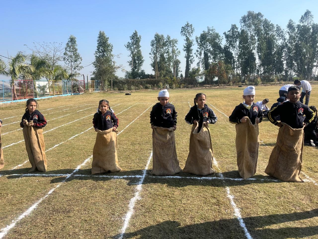 गुहला चीका में कोहिनूर इंटरनेशनल एकेडमी में  ट्राफी के साथ छात्र
