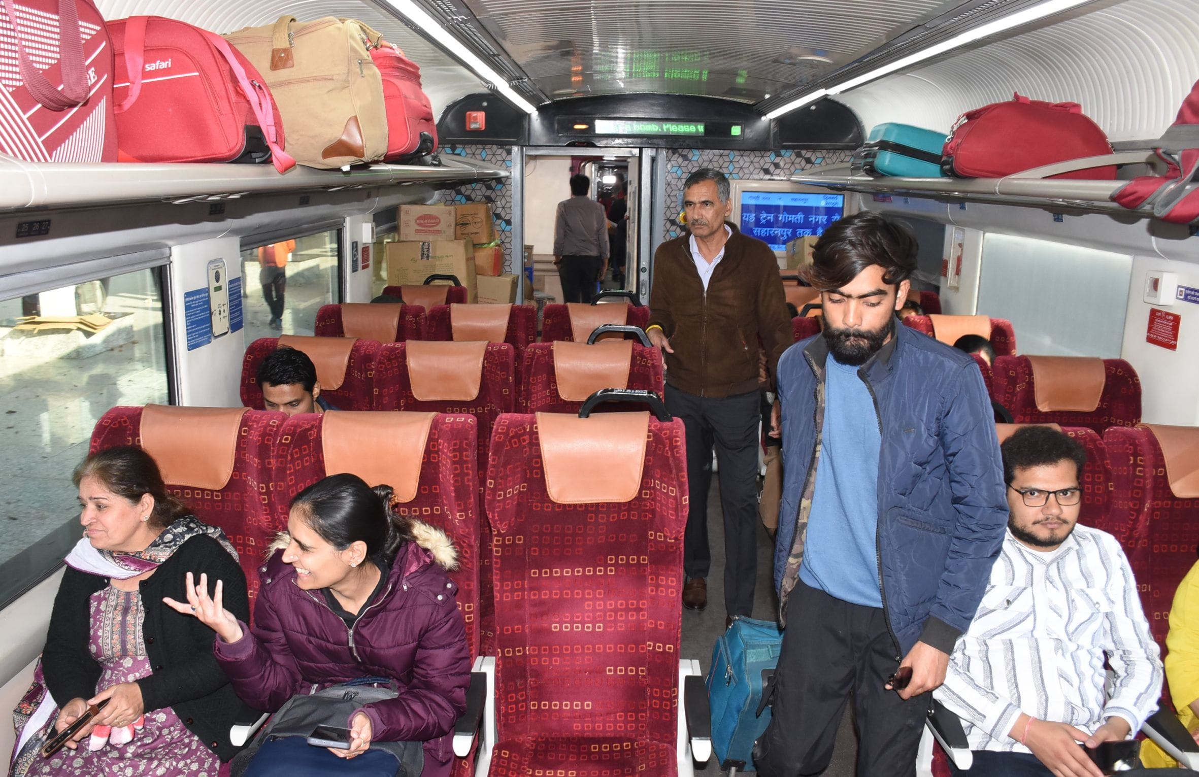 गोमतीनगर स्टेशन से चलने को तैयार नई वंदेभारत एवं यात्री।