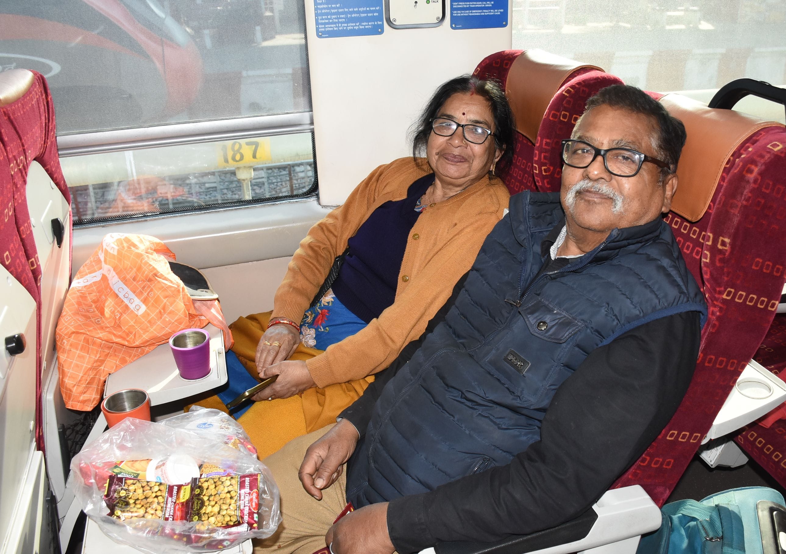 गोमतीनगर स्टेशन से चलने को तैयार नई वंदेभारत एवं यात्री।