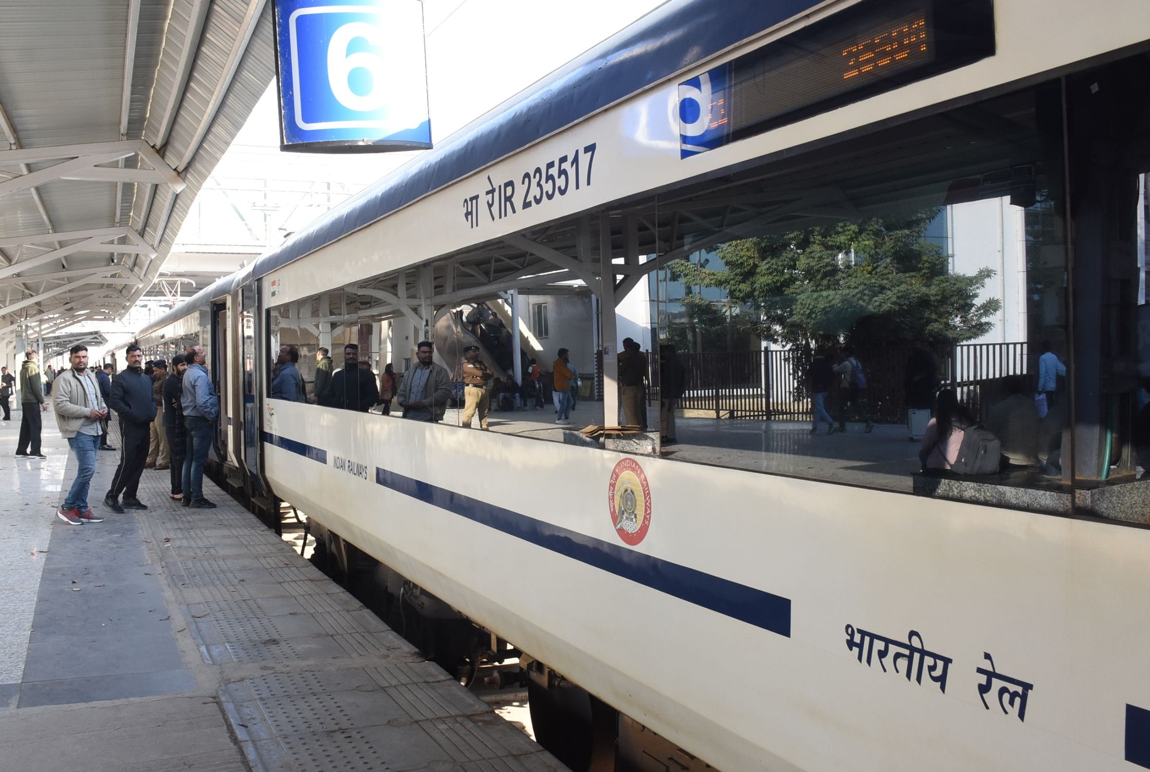 गोमतीनगर स्टेशन से चलने को तैयार नई वंदेभारत एवं यात्री।