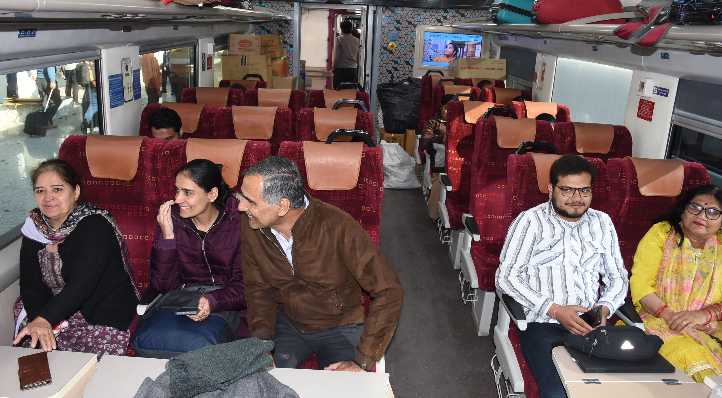 गोमतीनगर स्टेशन से चलने को तैयार नई वंदेभारत एवं यात्री।