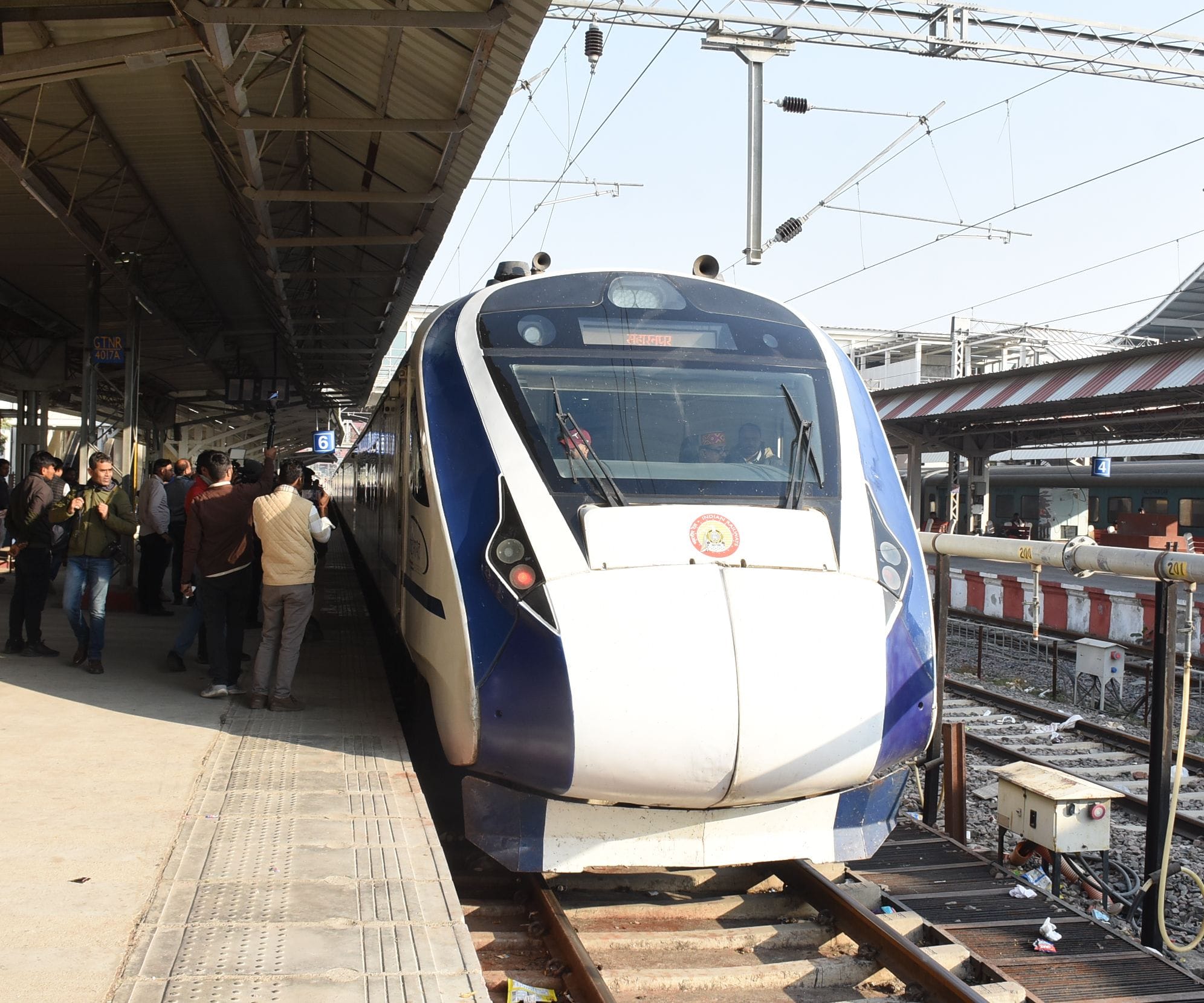 गोमतीनगर स्टेशन से चलने को तैयार नई वंदेभारत एवं यात्री।