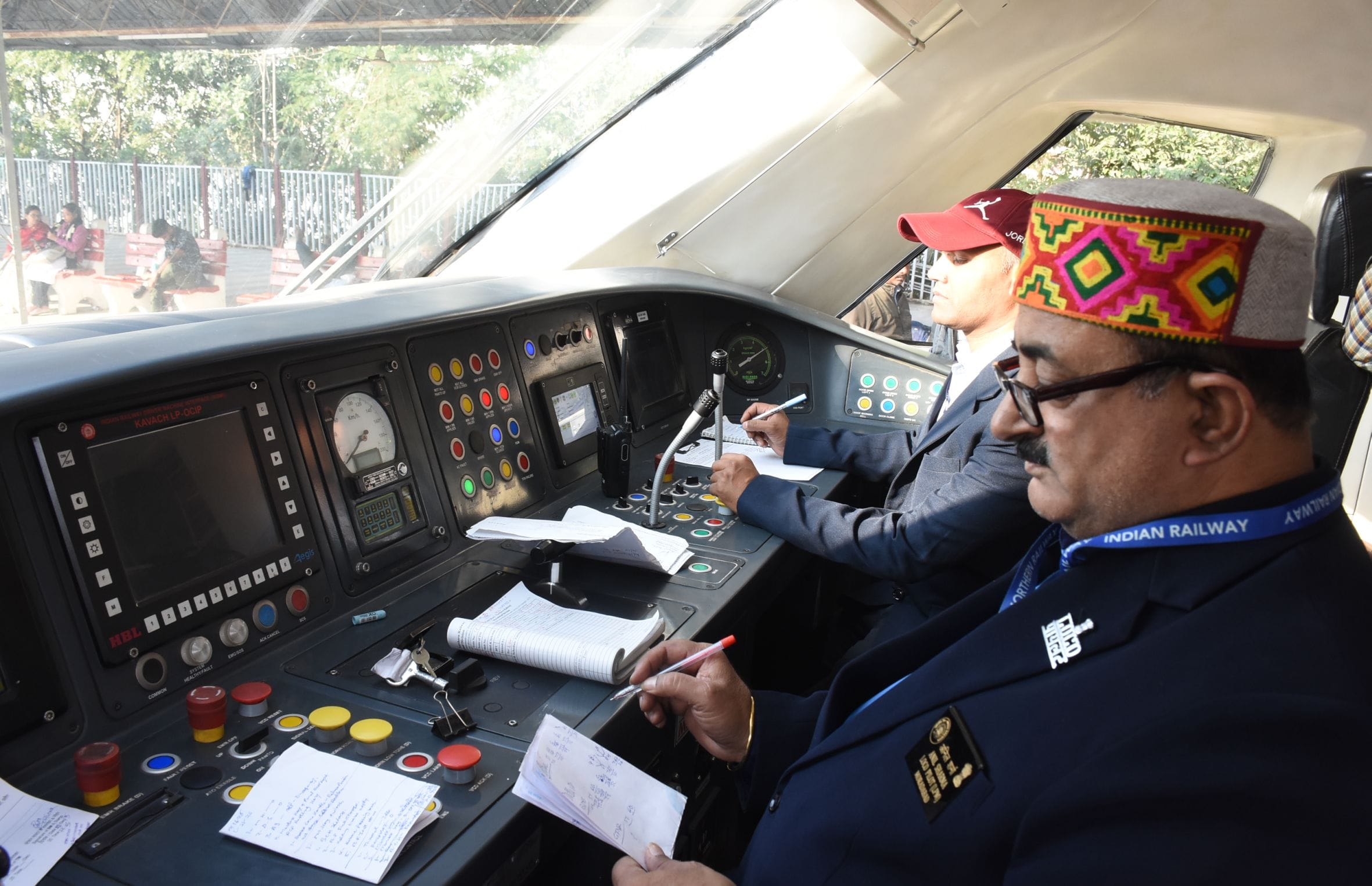 गोमतीनगर स्टेशन से चलने को तैयार नई वंदेभारत एवं यात्री।