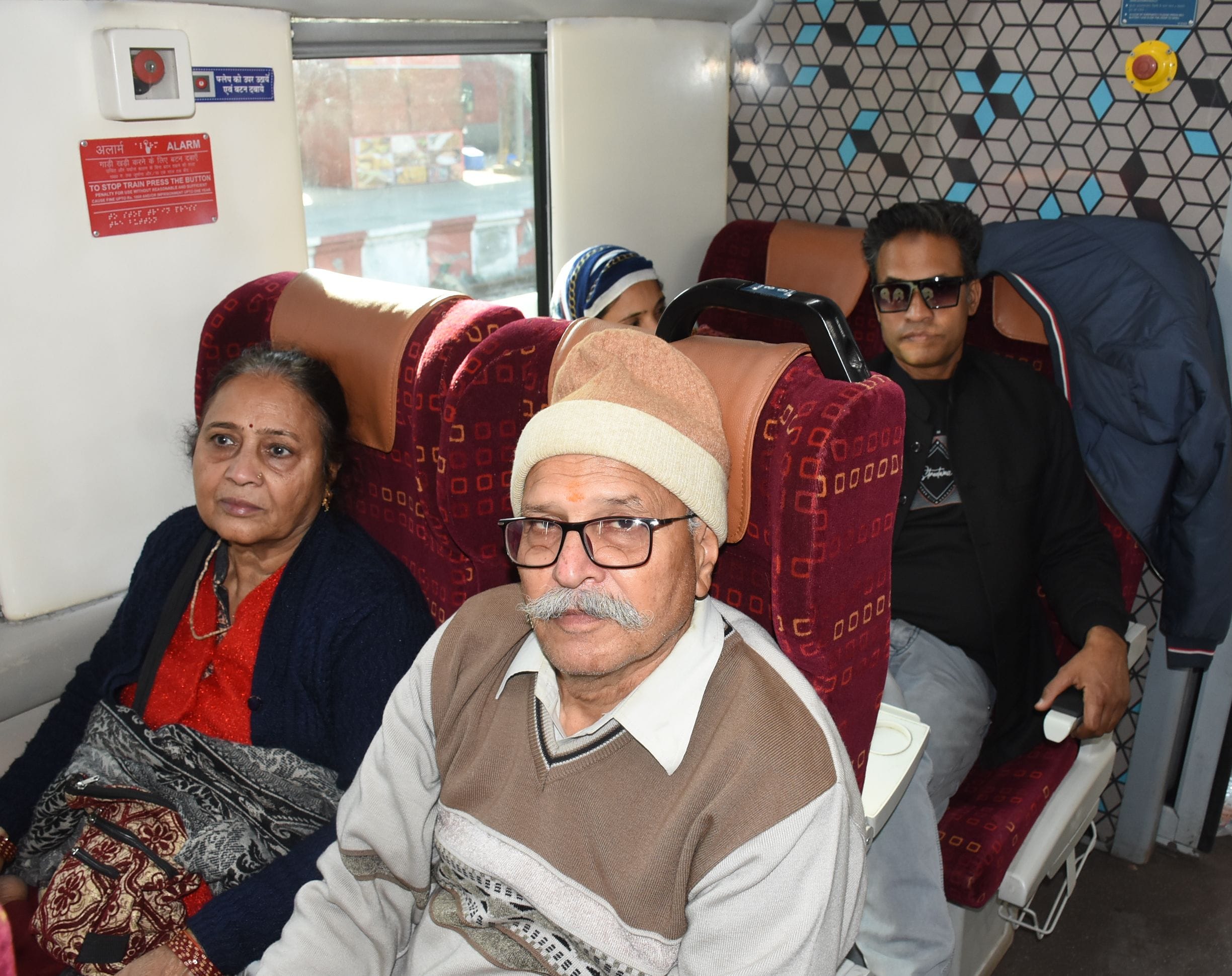 गोमतीनगर स्टेशन से चलने को तैयार नई वंदेभारत एवं यात्री।