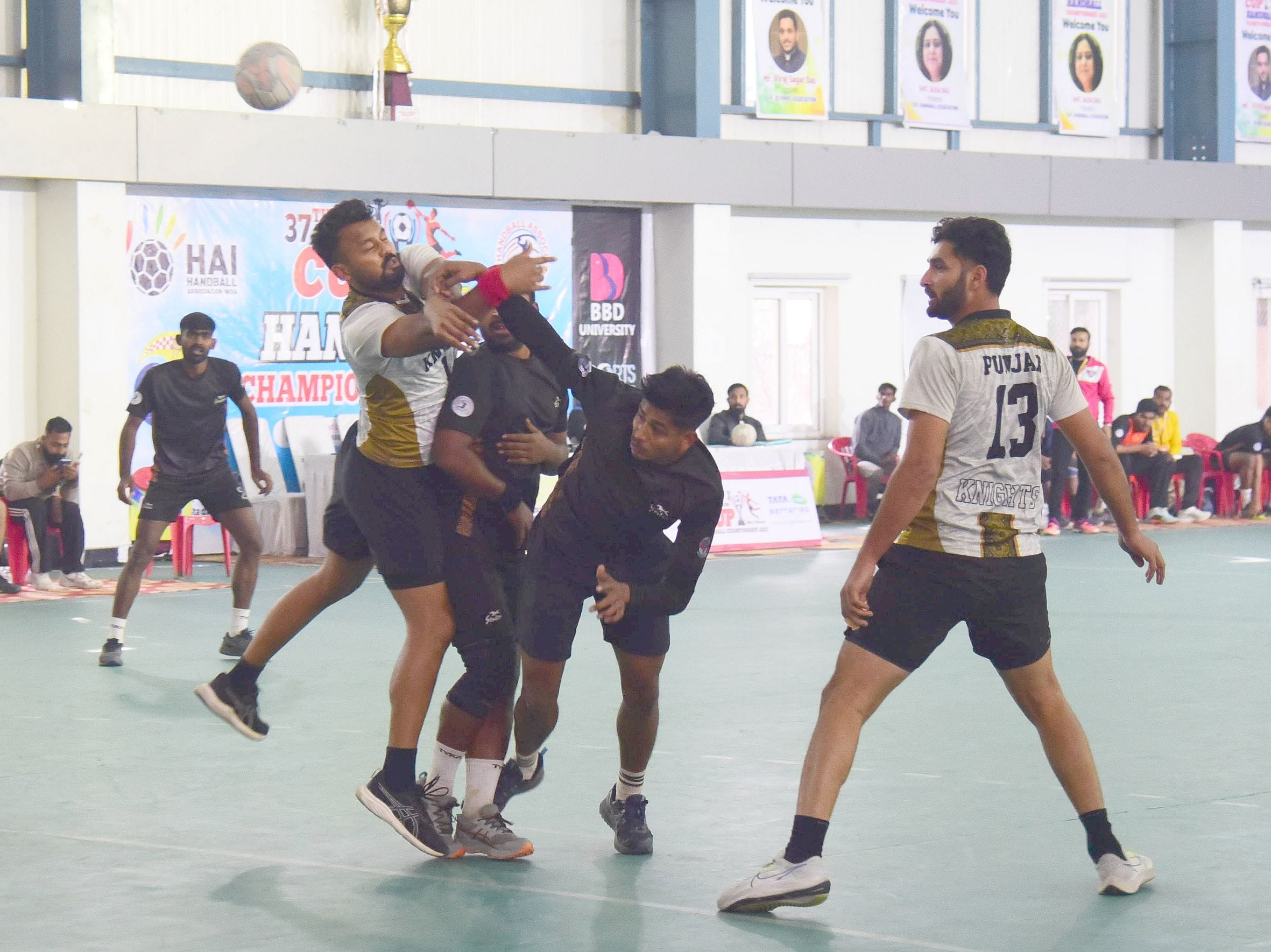 हैंडबॉल चैंपियनशिप में भिड़ते खिलाड़ी। हैंडबॉल चैंपियनशिप में भिड़ते खिलाड़ी।