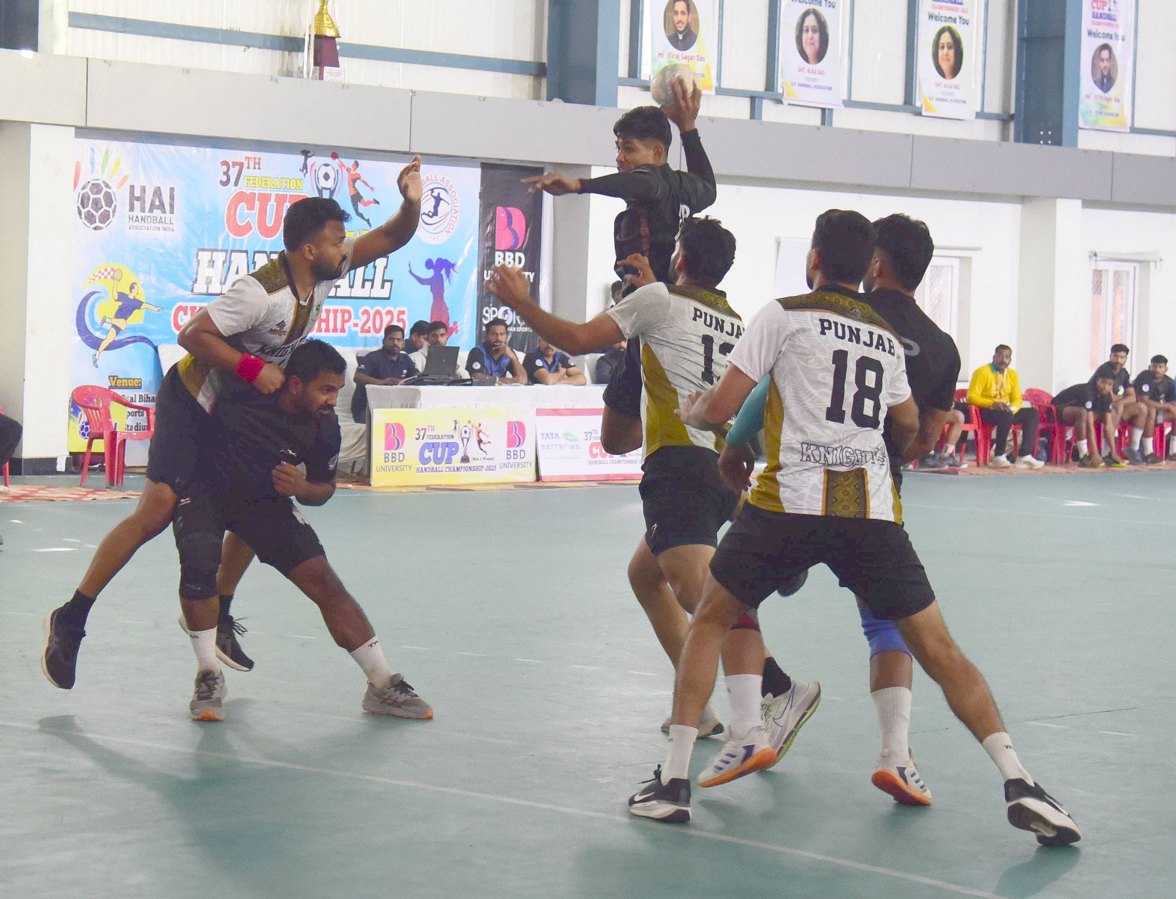 हैंडबॉल चैंपियनशिप में भिड़ते खिलाड़ी। हैंडबॉल चैंपियनशिप में भिड़ते खिलाड़ी।