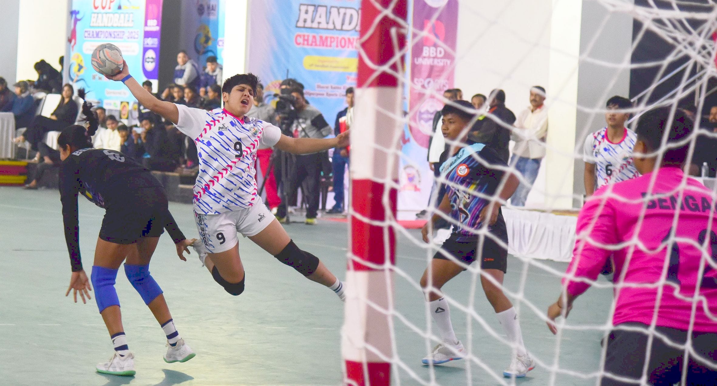 हैंडबॉल चैंपियनशिप में भिड़ते खिलाड़ी। हैंडबॉल चैंपियनशिप में भिड़ते खिलाड़ी।