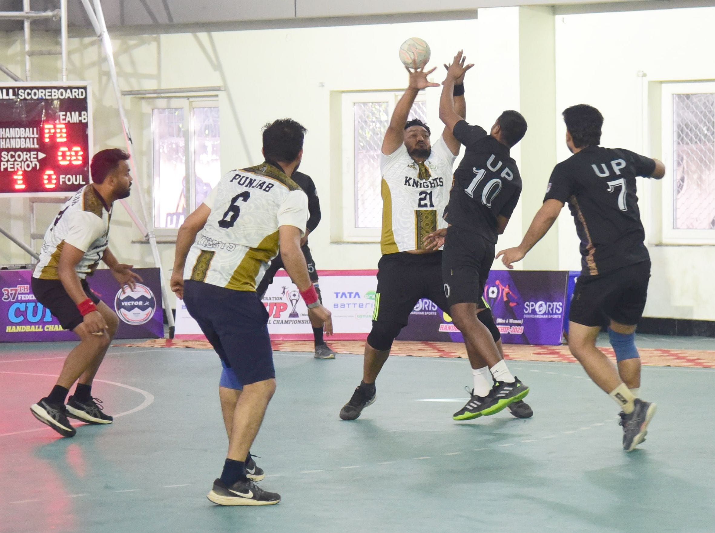 हैंडबॉल चैंपियनशिप में भिड़ते खिलाड़ी। हैंडबॉल चैंपियनशिप में भिड़ते खिलाड़ी।