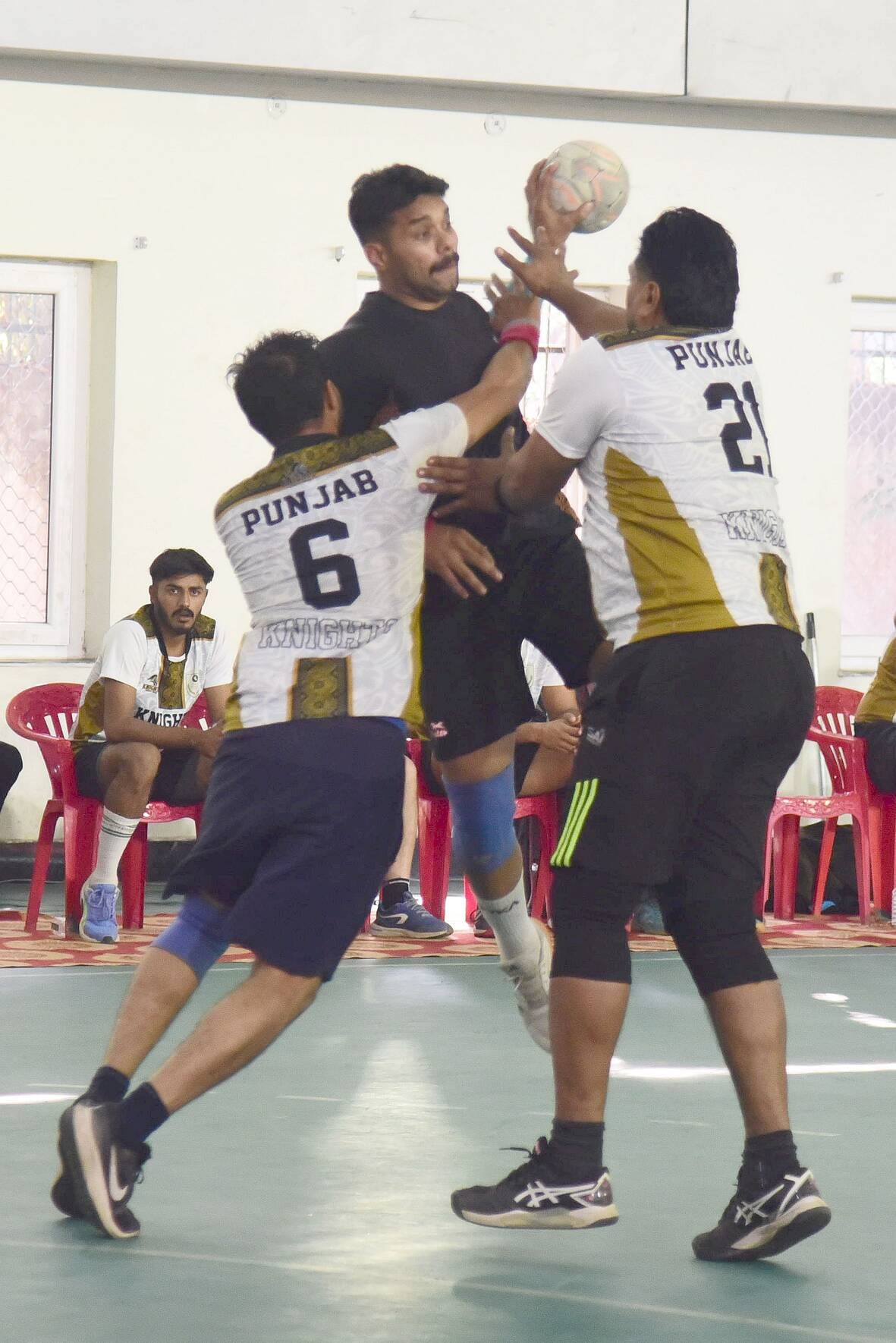 हैंडबॉल चैंपियनशिप में भिड़ते खिलाड़ी। हैंडबॉल चैंपियनशिप में भिड़ते खिलाड़ी।