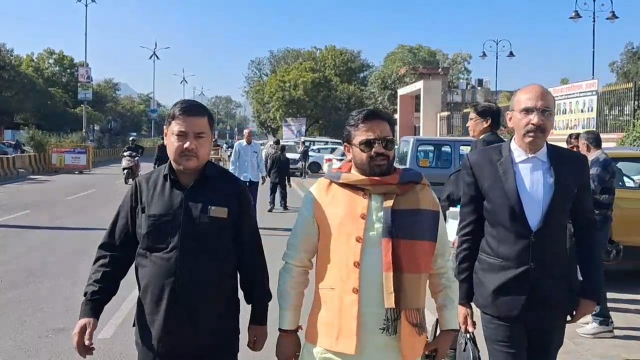हिंदू सेना के राष्ट्रीय अध्यक्ष विष्णु गुप्ता पहुंचे अजमेर कोर्ट