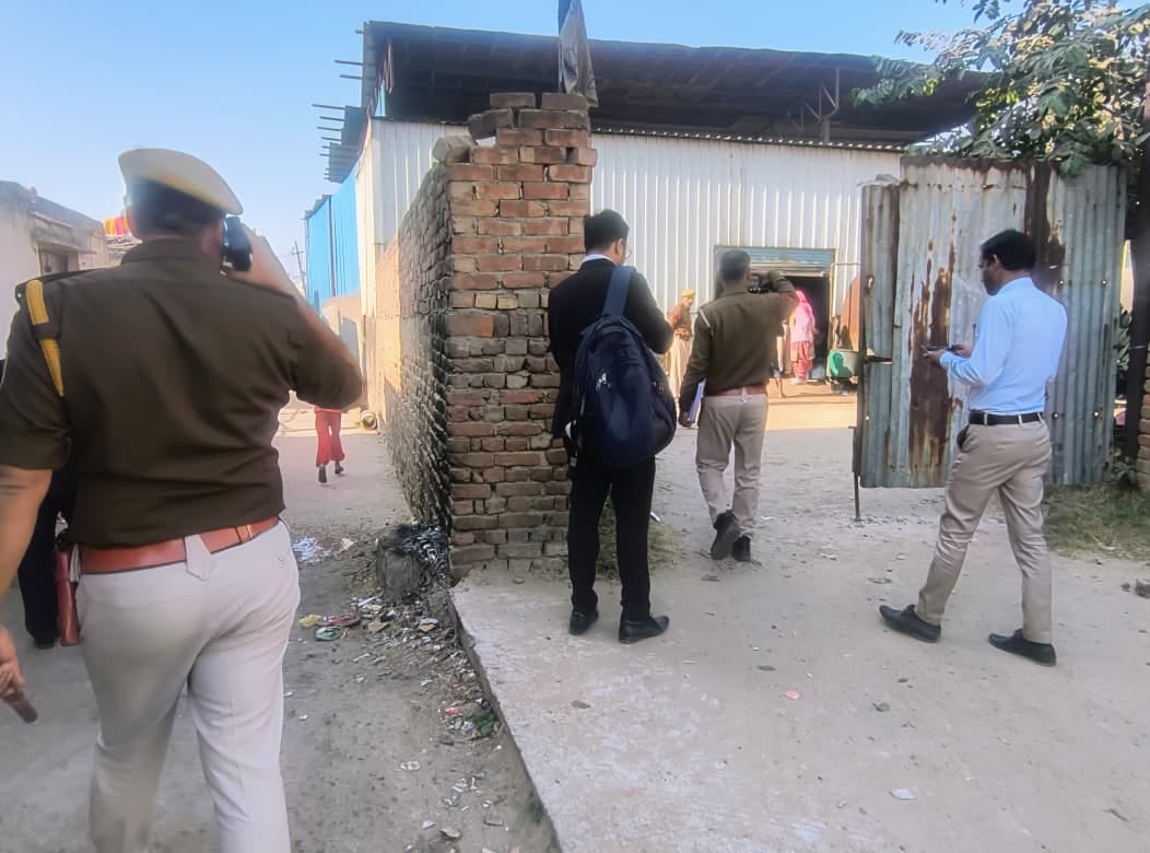 कंपनी में जांच के लिए पहुंची टीम। संवाद कंपनी में जांच के लिए पहुंची टीम। संवाद