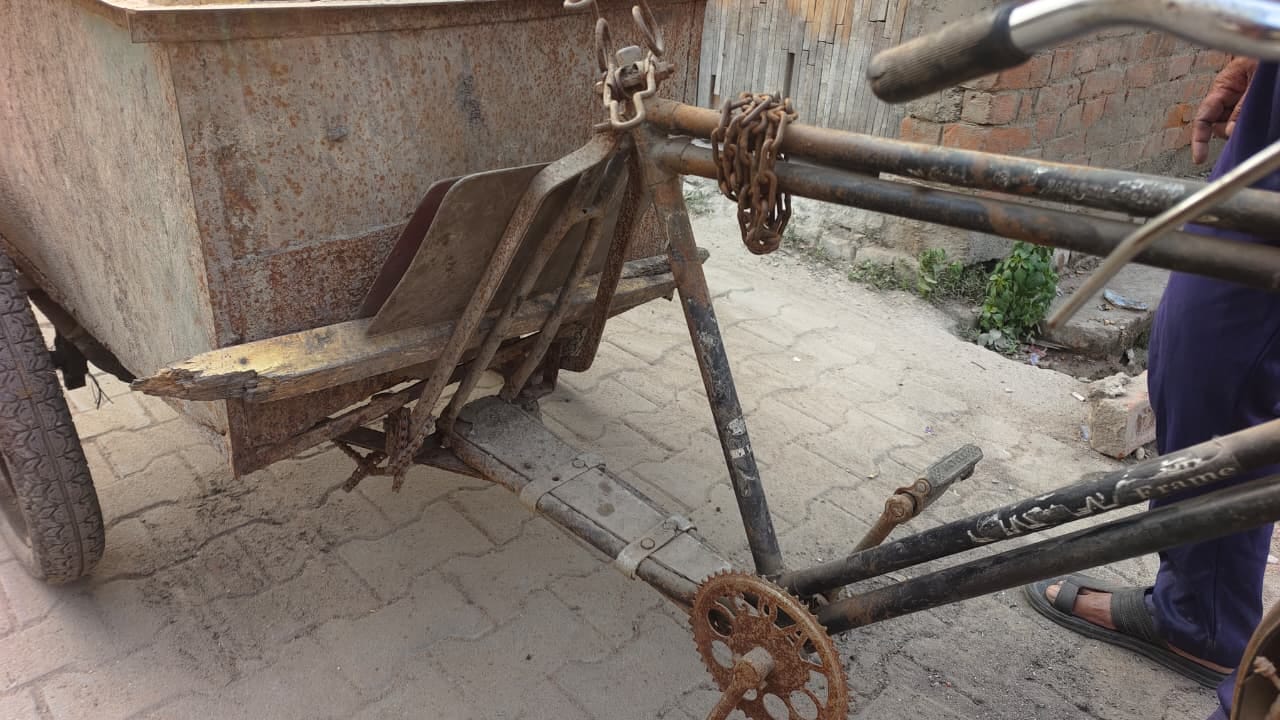 कूड़ा उठाने वाली ठेलिया में पैडल तक नहीं। संवाद
