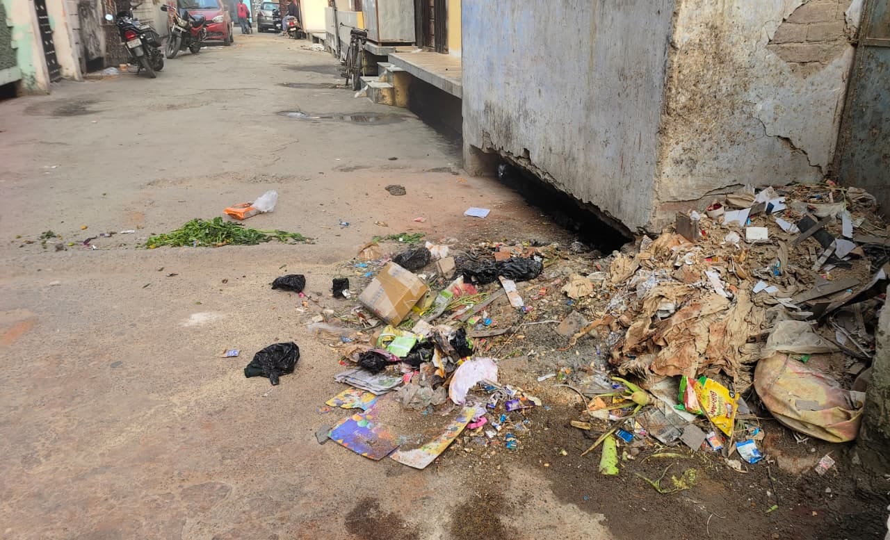 कूड़ा उठाने वाली ठेलिया में पैडल तक नहीं। संवाद