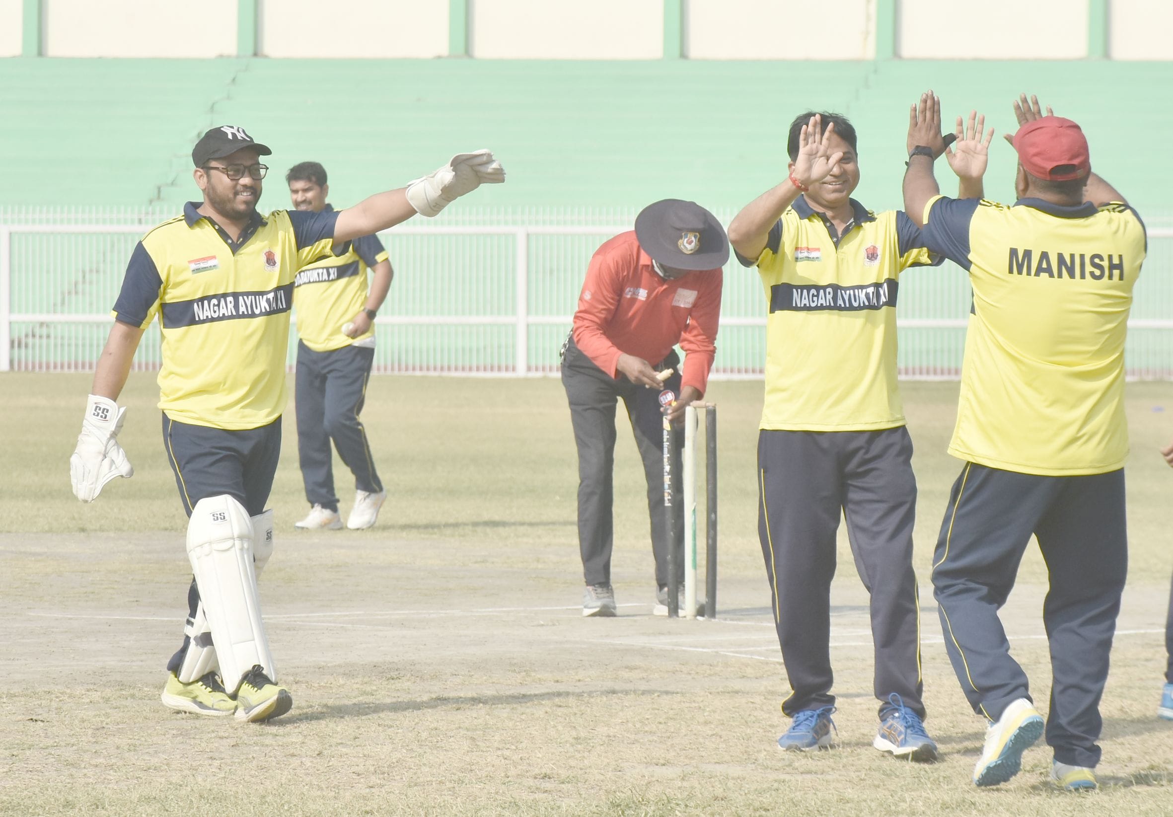मैच में शॉट जड़ते व जीत के बाद खुशी जताते नगर आयुक्त एकादश के खिलाड़ी। मैच में शॉट जड़ते व जीत के बाद खुशी जताते नगर आयुक्त एकादश के खिलाड़ी।