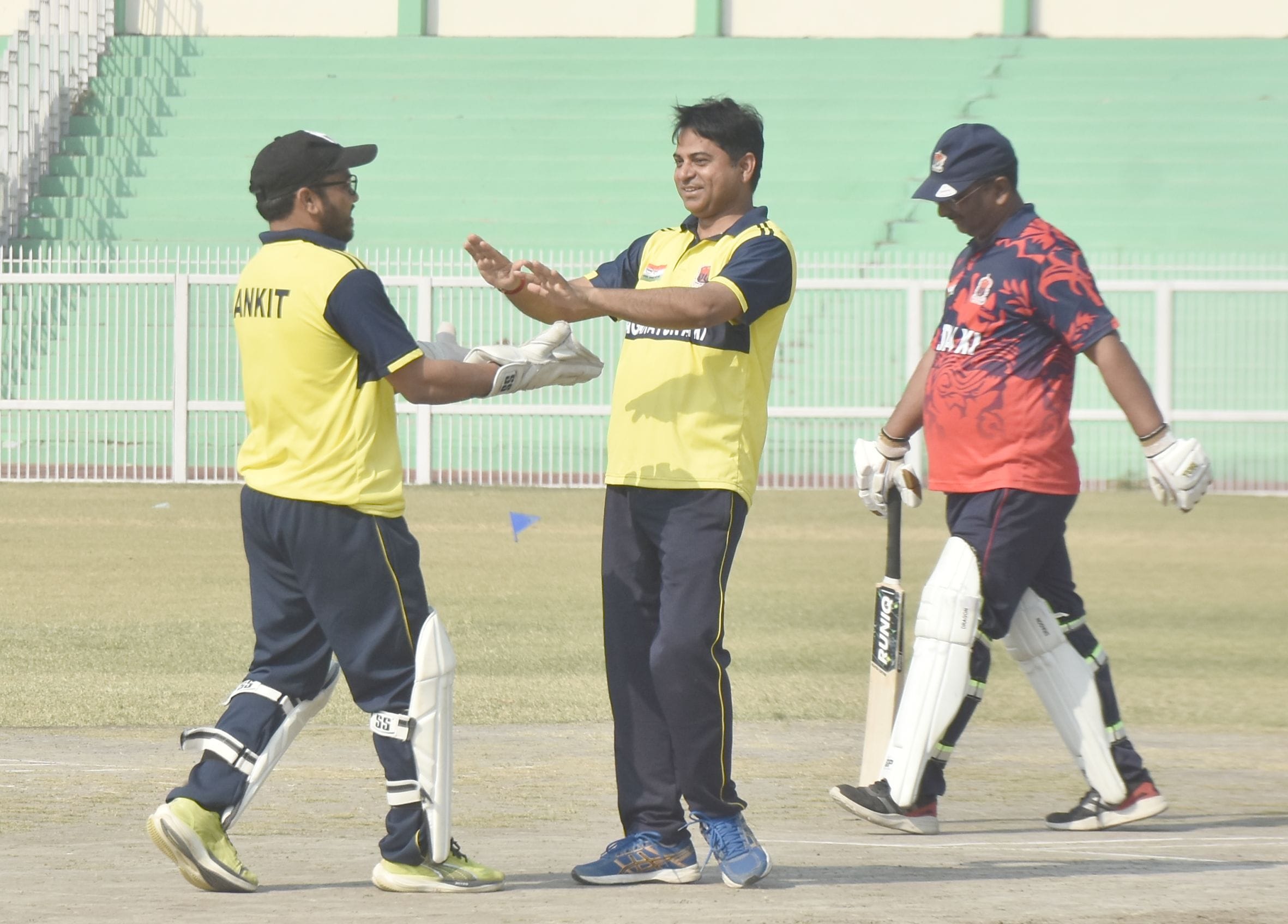 मैच में शॉट जड़ते व जीत के बाद खुशी जताते नगर आयुक्त एकादश के खिलाड़ी। मैच में शॉट जड़ते व जीत के बाद खुशी जताते नगर आयुक्त एकादश के खिलाड़ी।