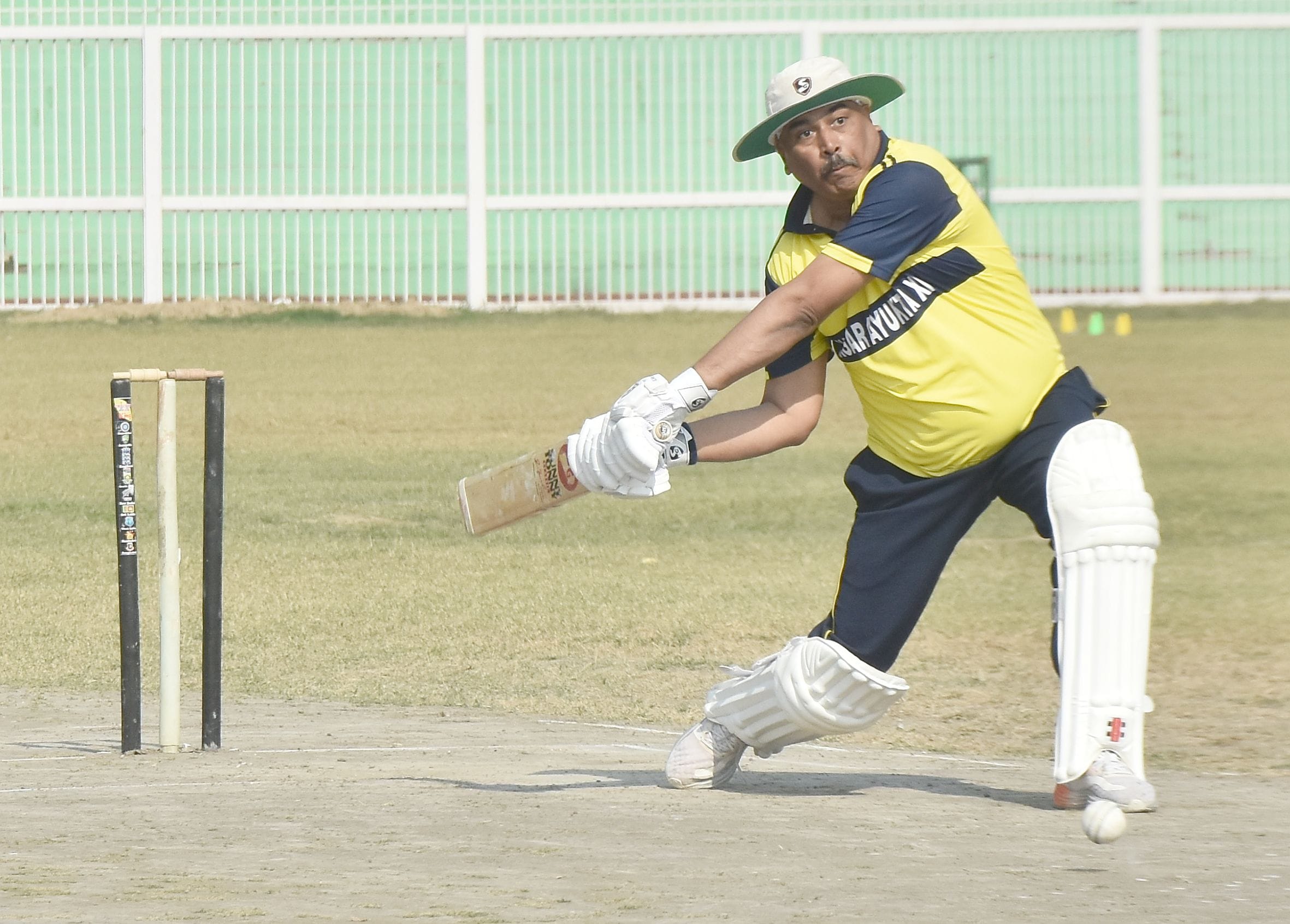 मैच में शॉट जड़ते व जीत के बाद खुशी जताते नगर आयुक्त एकादश के खिलाड़ी। मैच में शॉट जड़ते व जीत के बाद खुशी जताते नगर आयुक्त एकादश के खिलाड़ी।