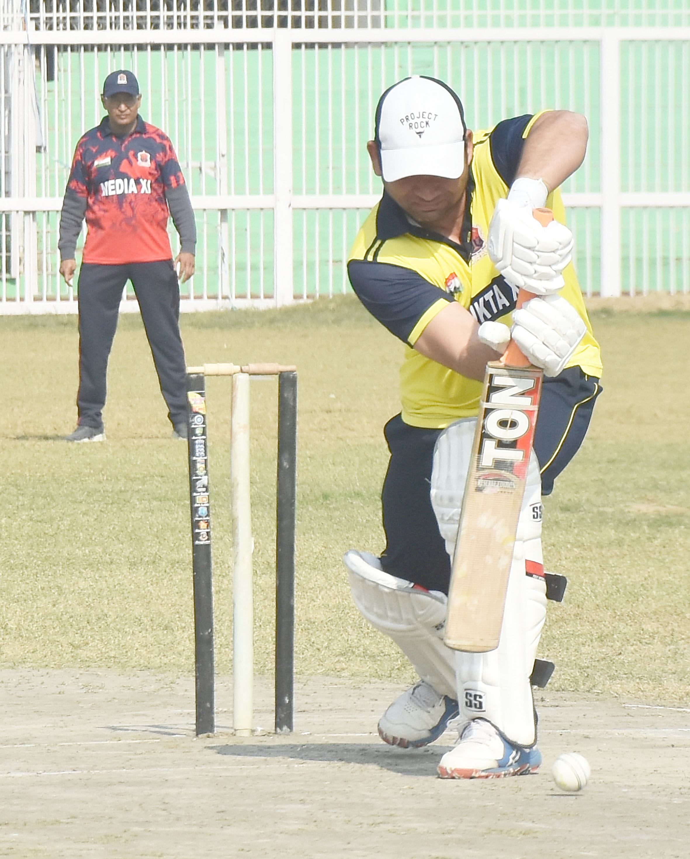 मैच में शॉट जड़ते व जीत के बाद खुशी जताते नगर आयुक्त एकादश के खिलाड़ी। मैच में शॉट जड़ते व जीत के बाद खुशी जताते नगर आयुक्त एकादश के खिलाड़ी।