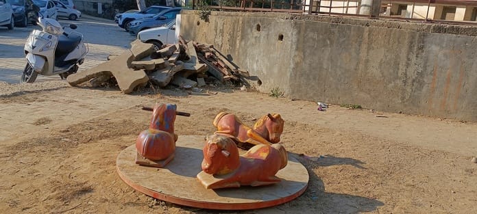 नगर परिषद घुमारवीं में स्थित पार्क में टूटे झूले। संवाद नगर परिषद घुमारवीं में स्थित पार्क में टूटे झूले। संवाद