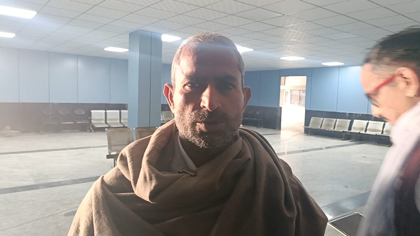 नागरिक अस्पताल में उपचार के लिए पहुंची महिलाएं।