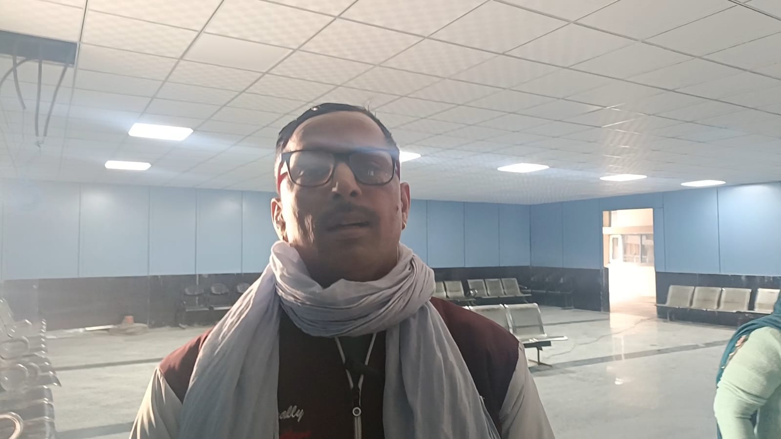 नागरिक अस्पताल में उपचार के लिए पहुंची महिलाएं।