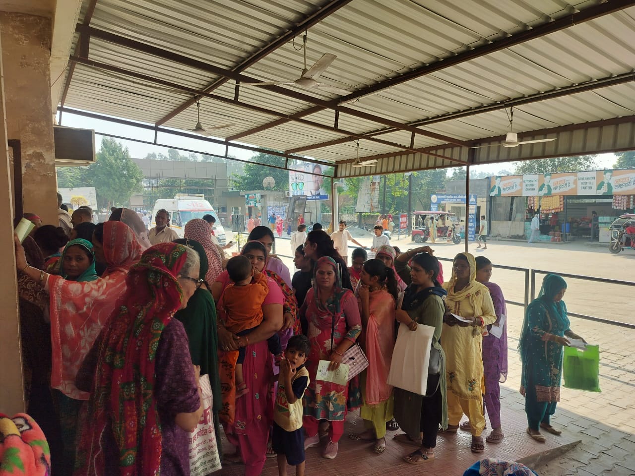 नागरिक अस्पताल में उपचार के लिए पहुंची महिलाएं।