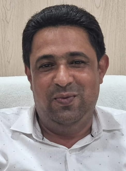 पलिया निघासन मार्ग की रेलवे क्रॉसिंग वाली जर्जर सड़क। संवाद पलिया निघासन मार्ग की रेलवे क्रॉसिंग वाली जर्जर सड़क। संवाद