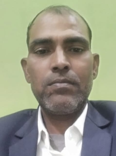 पलिया निघासन मार्ग की रेलवे क्रॉसिंग वाली जर्जर सड़क। संवाद पलिया निघासन मार्ग की रेलवे क्रॉसिंग वाली जर्जर सड़क। संवाद