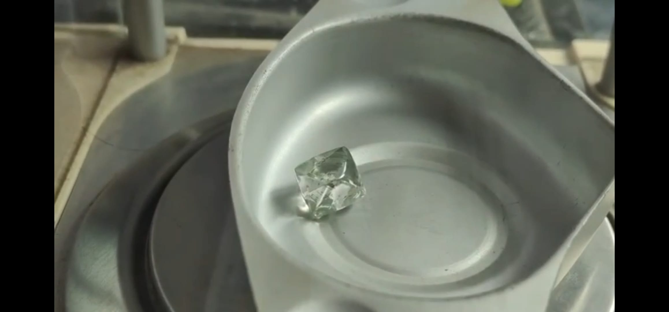 पन्ना में 60 लाख से ज्यादा क़ीमत का साल का सबसे बड़ा हीरा मिला।