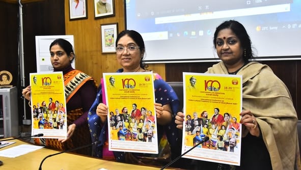 पोस्टर लॉन्च करतीं विवि की कुलपति प्रो. मांडवी सिंह और कुलसचिव डाॅ. सृष्टि धवन। -संवाद