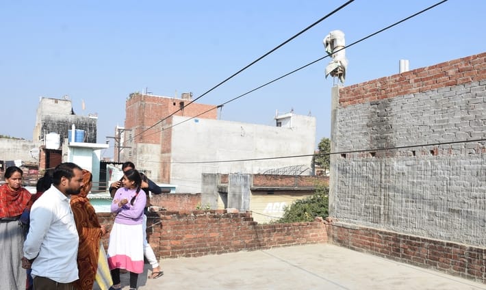 पतंग छुड़ाने के दौरान करंट से झुलसा किशोर।