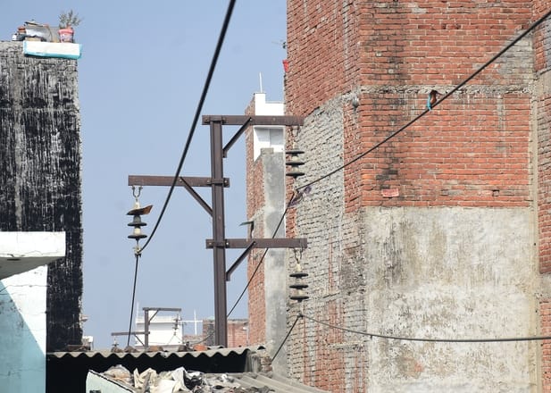 पतंग छुड़ाने के दौरान करंट से झुलसा किशोर।