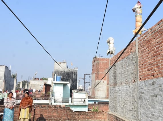 पतंग छुड़ाने के दौरान करंट से झुलसा किशोर।