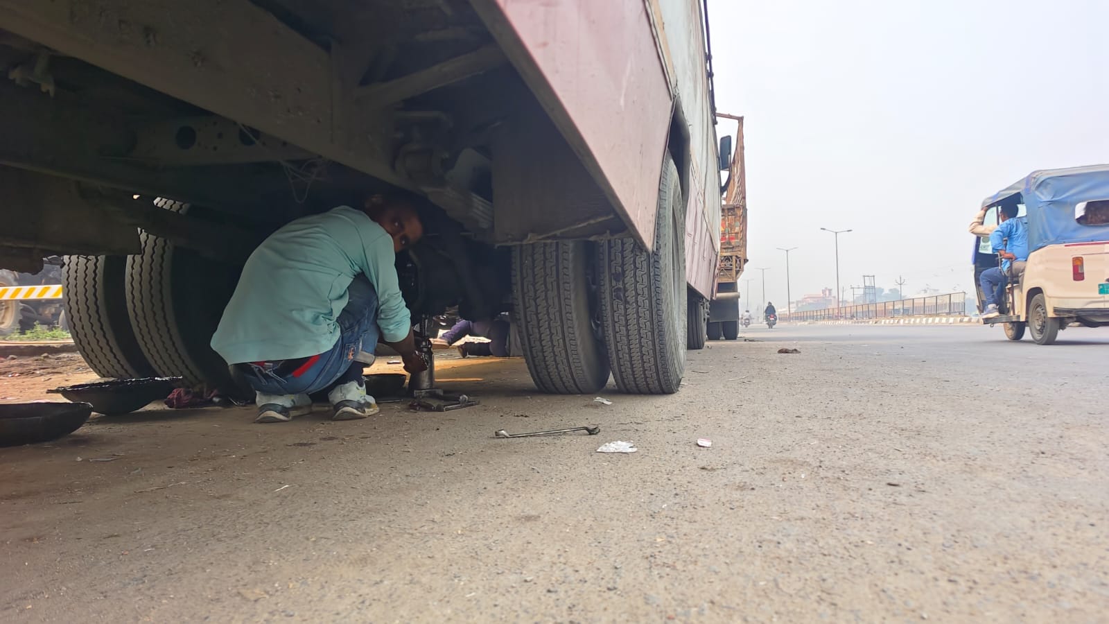 रामापुर में हाईवे पर सड़क किनारे खड़ी ट्राॅली। संवाद