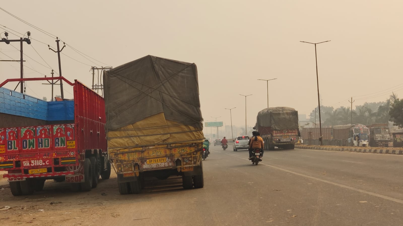 रामापुर में हाईवे पर सड़क किनारे खड़ी ट्राॅली। संवाद
