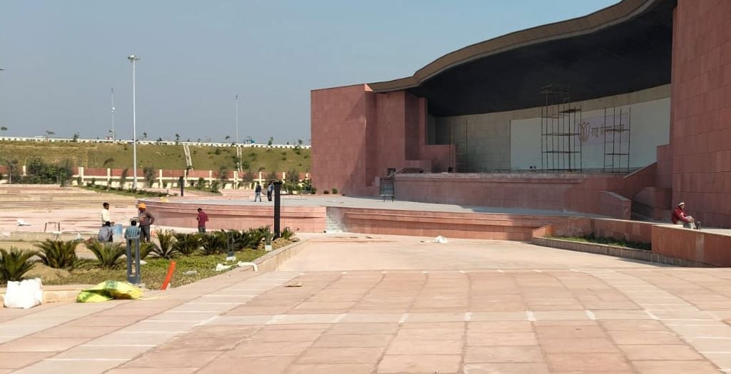 राष्ट्र प्रेरणा स्थल पर स्थापित प्रतिमाएं एवं मौके पर चल रहा अंतिम चरण का कार्य। 