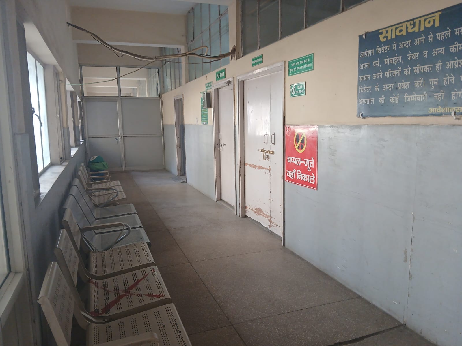 रेवाड़ी। नागरिक अस्पताल में डॉक्टरों की हड़ताल के चलते खाली पड़ा प्रतीक्षा कक्ष। संवाद