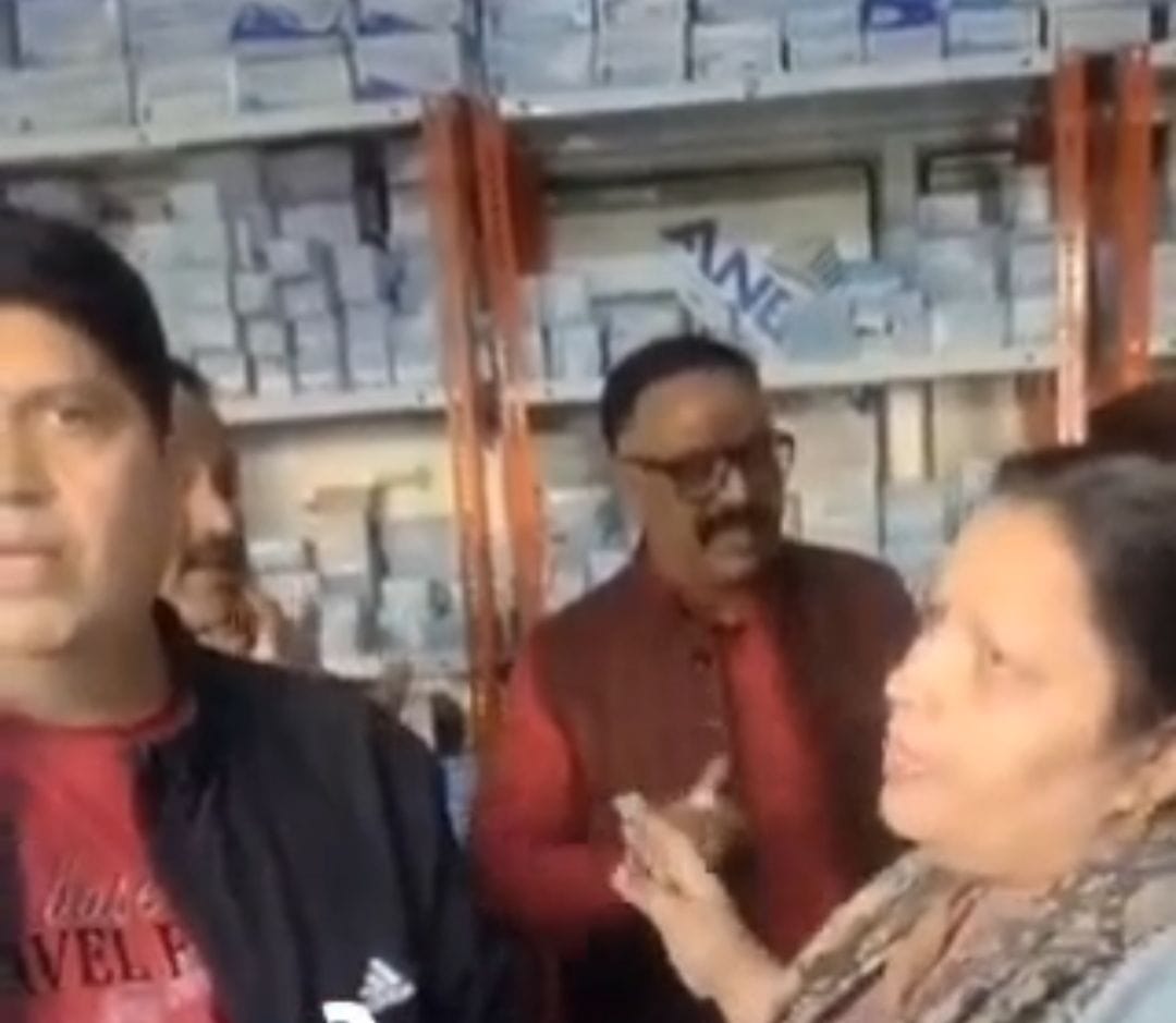 शिकायत पर जांच करने पहुंचीं सीएमएस तो हुआ हंगामा।