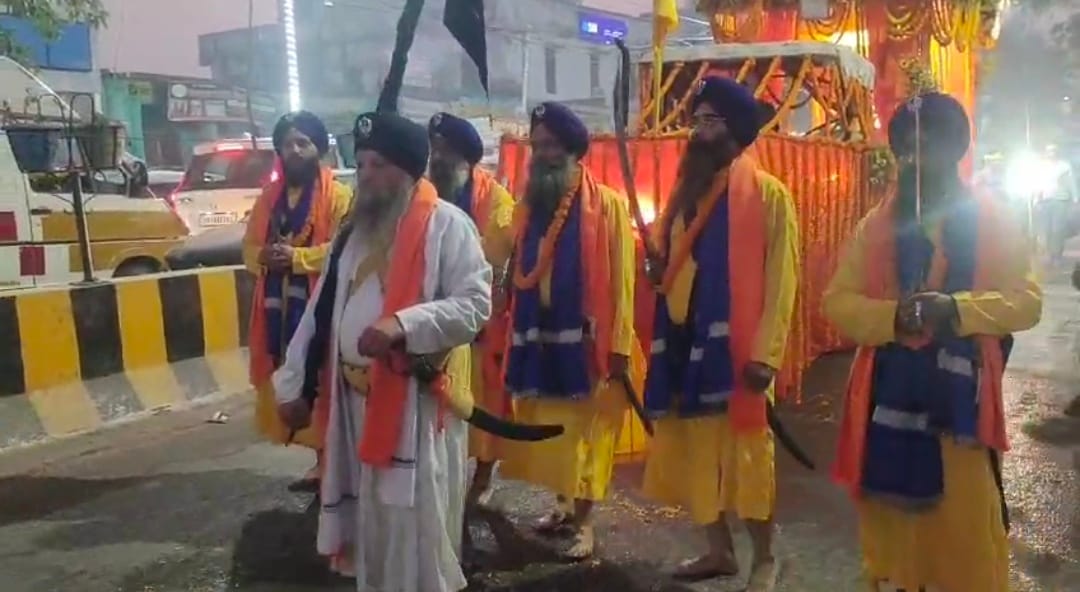 श्रीगुरू तेग बहादुर के शहीदी दिवस पर निकले जुलूस में गतका का करतब दिखाते कलाकार-संवाद श्रीगुरू तेग बहादुर के शहीदी दिवस पर निकले जुलूस में गतका का करतब दिखाते कलाकार-संवाद