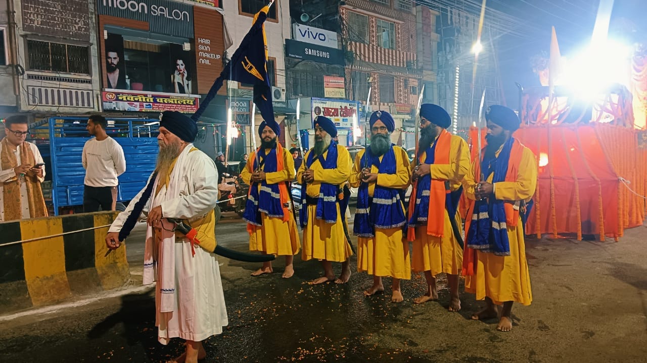 श्रीगुरू तेग बहादुर के शहीदी दिवस पर निकले जुलूस में गतका का करतब दिखाते कलाकार-संवाद श्रीगुरू तेग बहादुर के शहीदी दिवस पर निकले जुलूस में गतका का करतब दिखाते कलाकार-संवाद