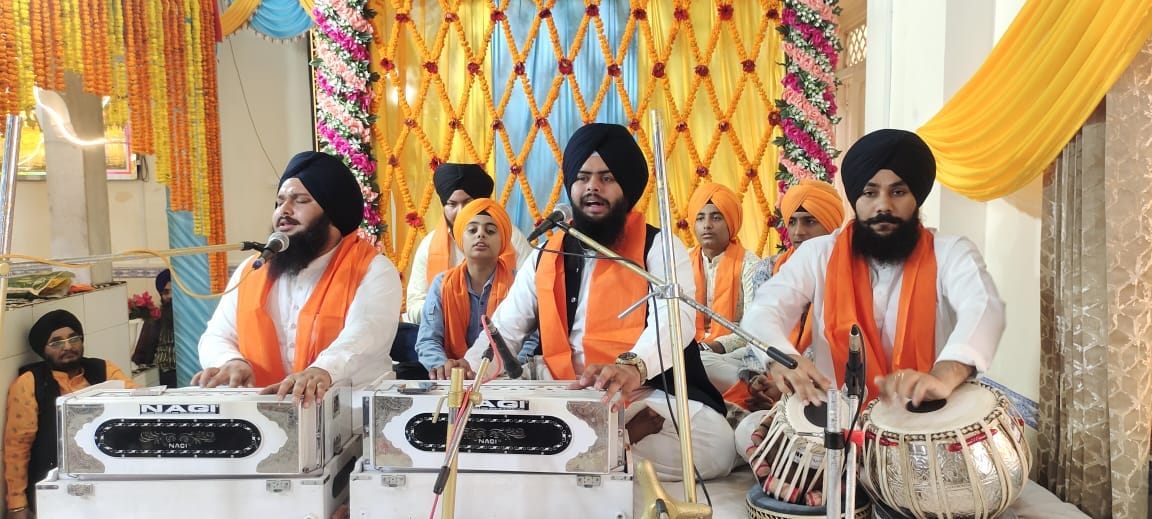 श्रीगुरू तेग बहादुर के शहीदी दिवस पर निकले जुलूस में गतका का करतब दिखाते कलाकार-संवाद श्रीगुरू तेग बहादुर के शहीदी दिवस पर निकले जुलूस में गतका का करतब दिखाते कलाकार-संवाद